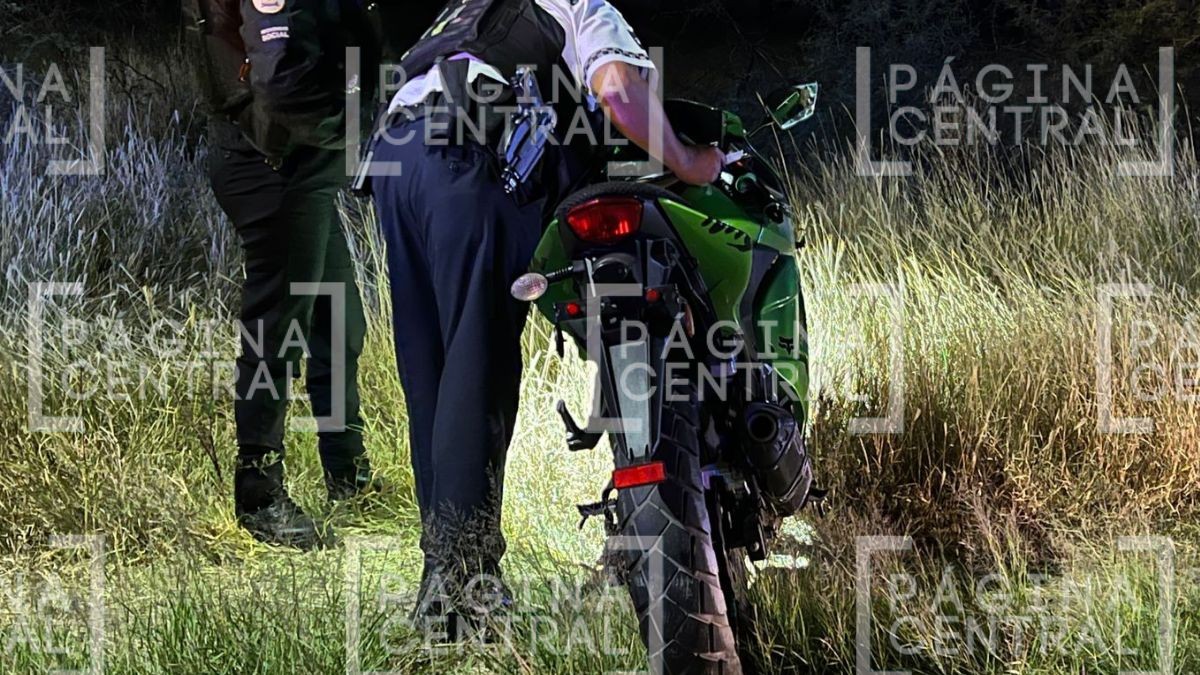 Iba en su moto: Conductores ven a joven tirado en el pavimento tras accidente  