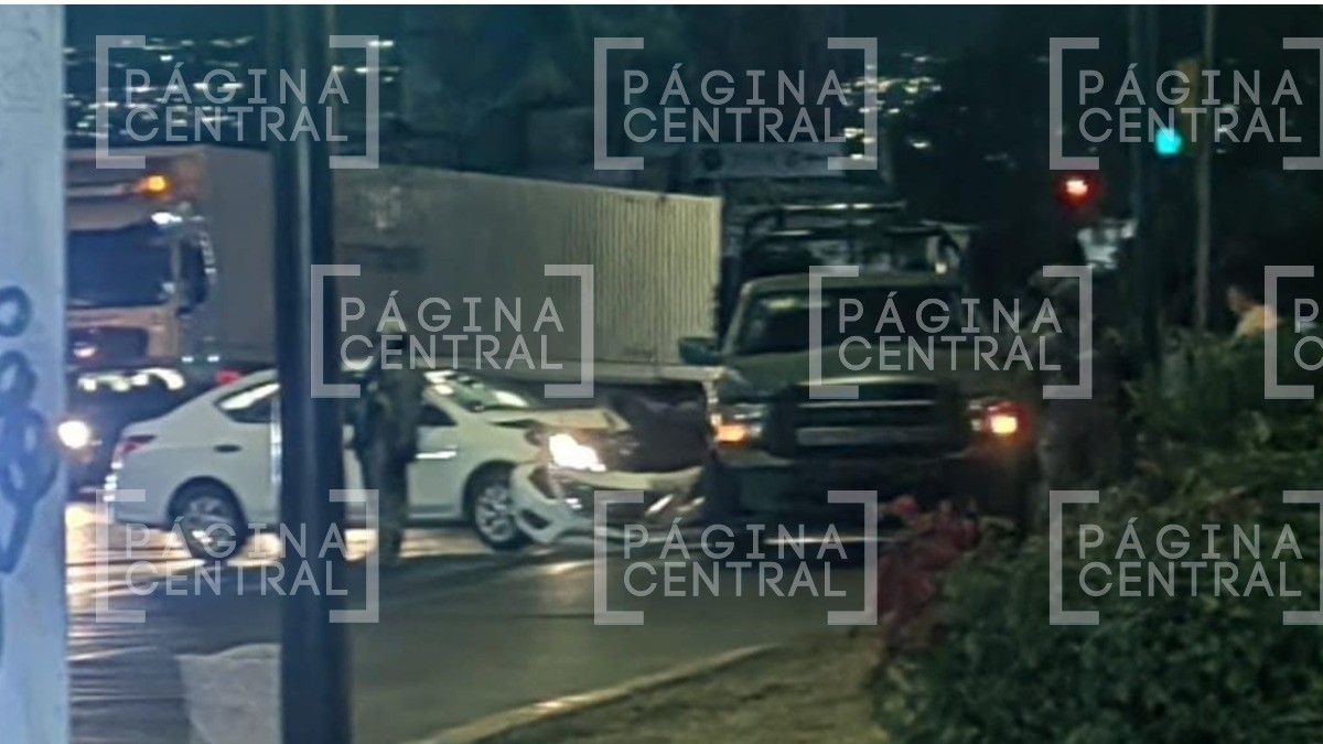 Unidad del Ejército impacta a un auto; ¡quiso ganar el paso en una glorieta!