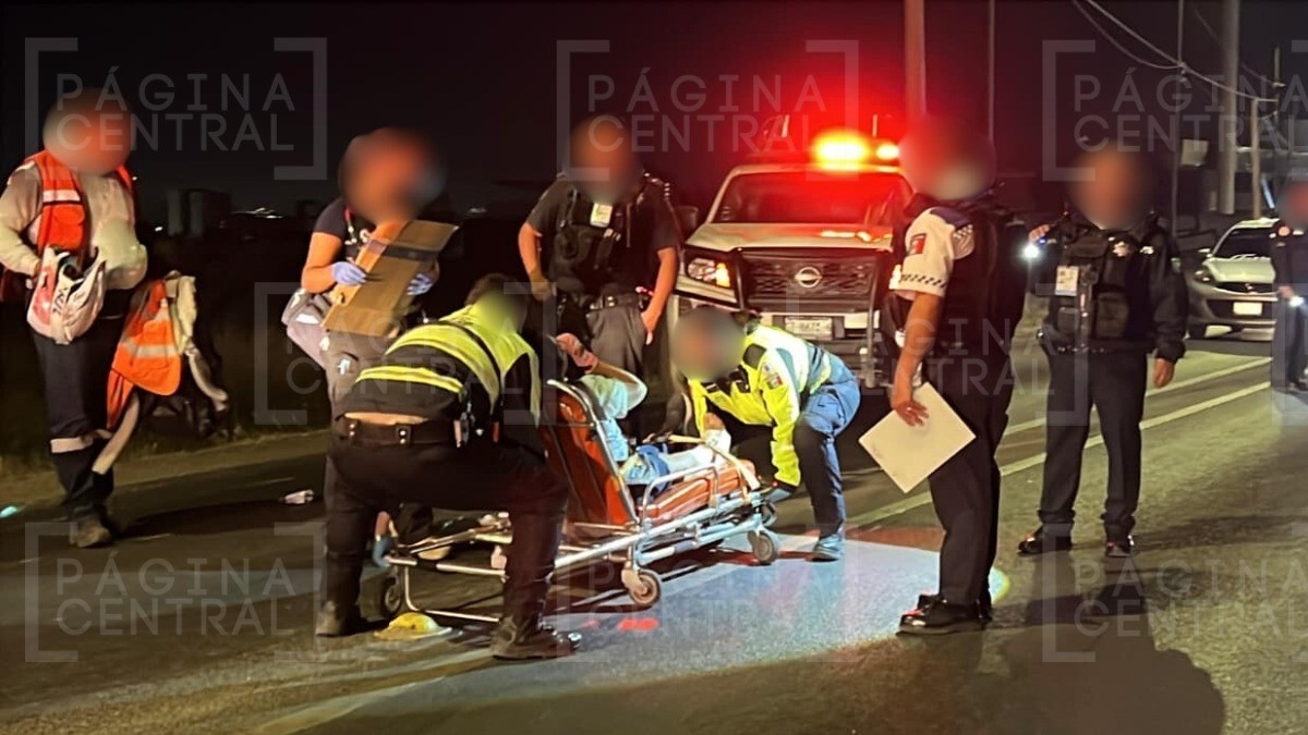 Mujer iba en su moto y cuando derrapó ¡la atropelló otra motocicleta!, su estado es grave