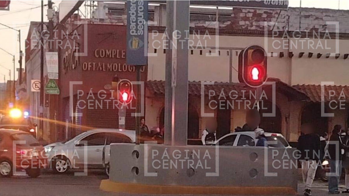 ¡Mucha prisa! Intenta dar vuelta prohibida y termina impactando a otro auto