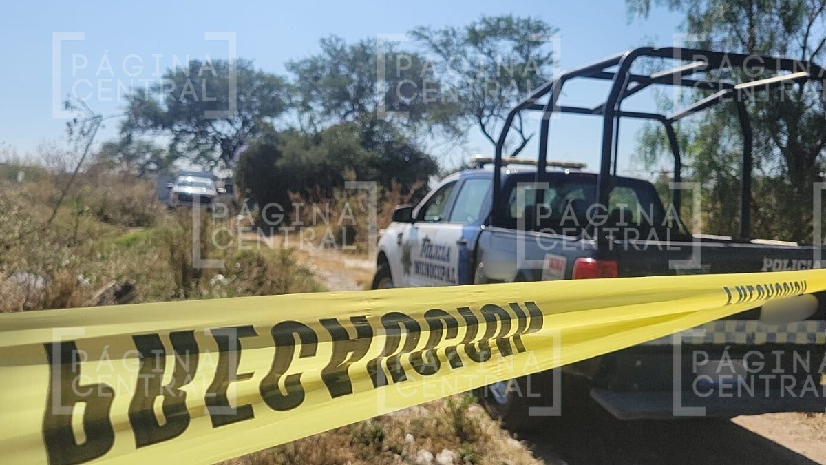 Vecinos iban por camino de terracería cuando encontraron entre la hierba un cuerpo embolsado
