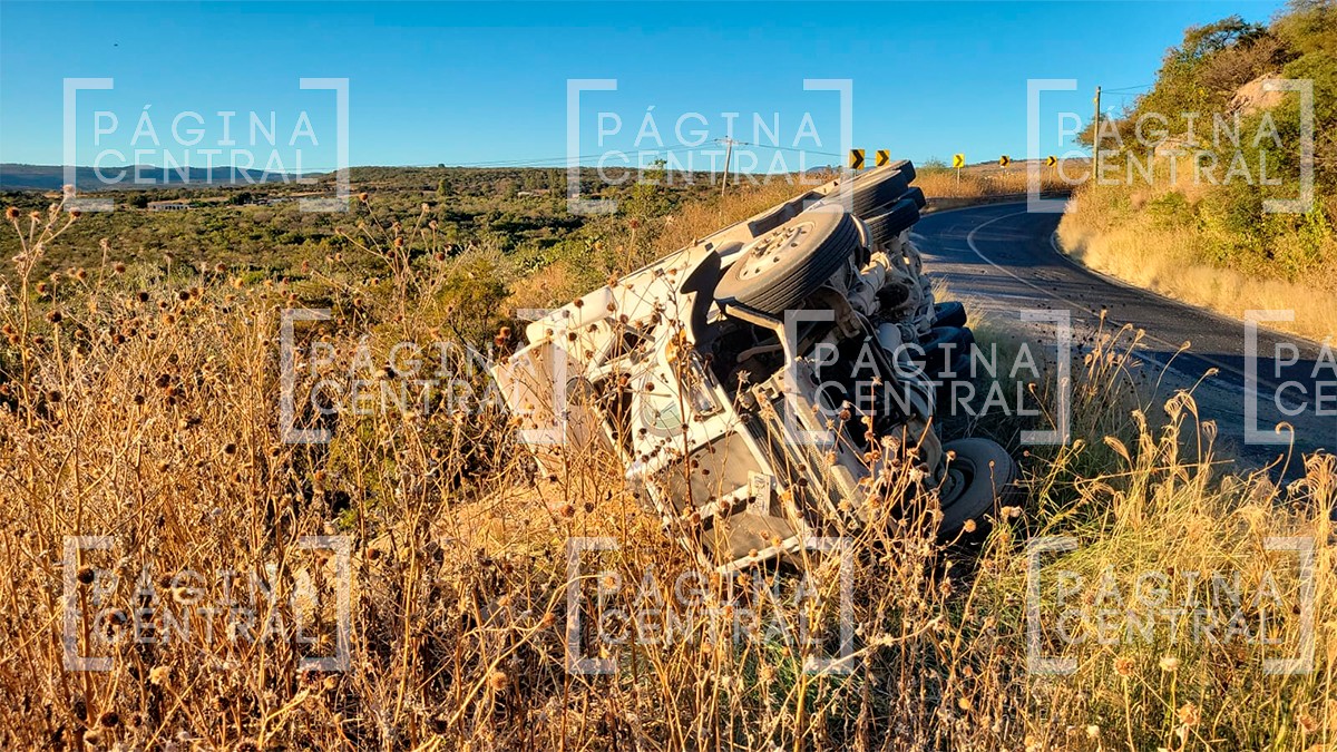 Auto se atraviesa y tolva termina volcada al borde de un barranco