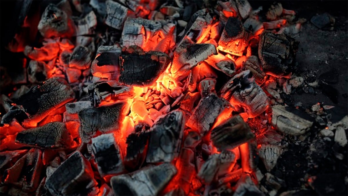 Buscaban calentarse del frío; dos hermanitas mueren por anafre dentro de su casa