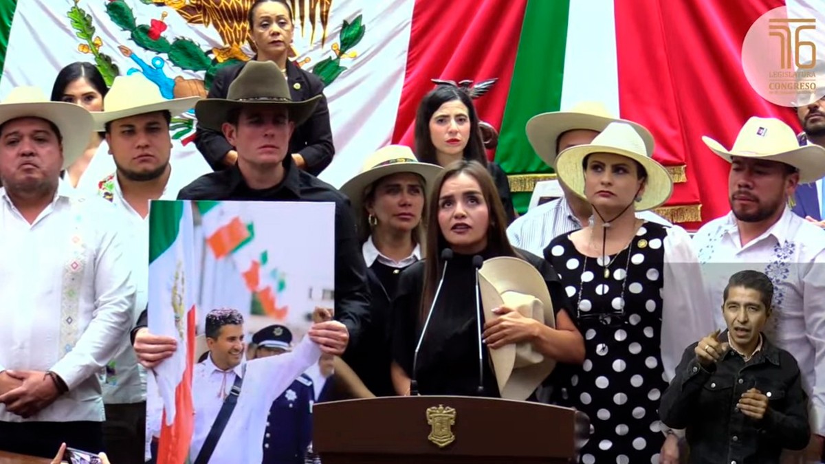 Arropa Movimiento del Sombrero a Quiroz como Alcaldesa