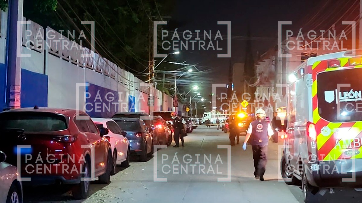Pareja es atacada a balazos dentro de un carro cerca de una secundaria; un hombre murió