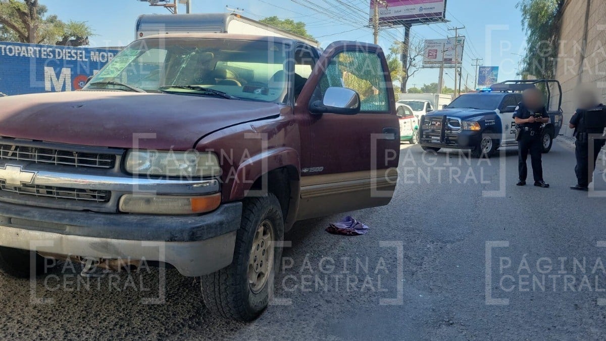 Abuelito iba en su camioneta cuando lo balearon en carretera; su ropa quedó en el asfalto