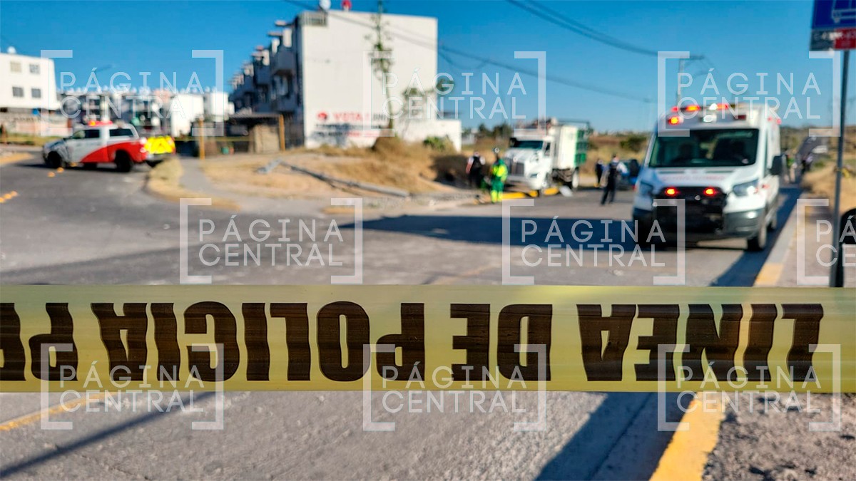Camión de basura impacta y derriba poste; tres empleados salen ‘volando’ del vehículo