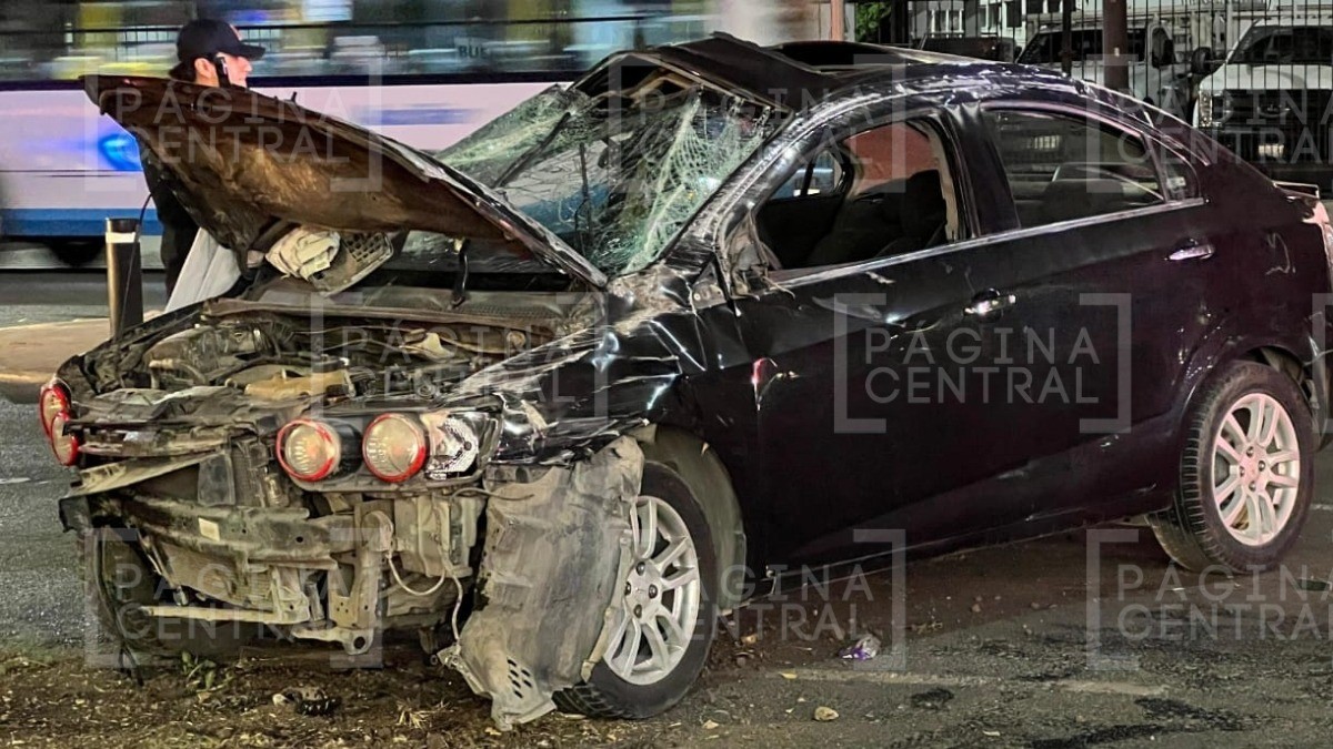 ¡Sobre el toldo! Vuelca auto en Mariano Escobedo y su conductor queda atrapado