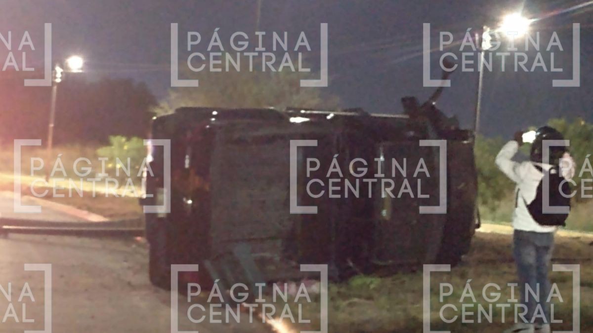 VIDEO Perdió el control: Conductor choca contra poste y termina volcado