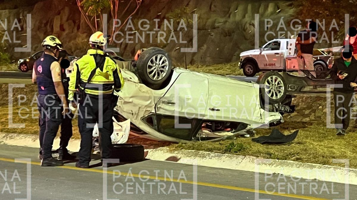 Se quedó dormido: Hombre de origen asiático vuelca su auto