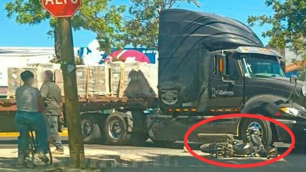 Motociclista salió ‘volando’ al chocar con tráiler, cayó herido a unos metros de las llantas