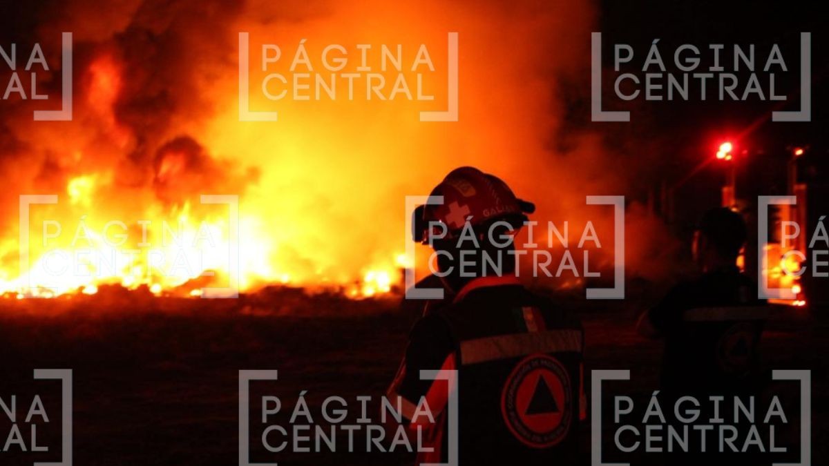 ¡Fuerte incendio! Fuego consume recicladora; se queman 15 toneladas de botellas 