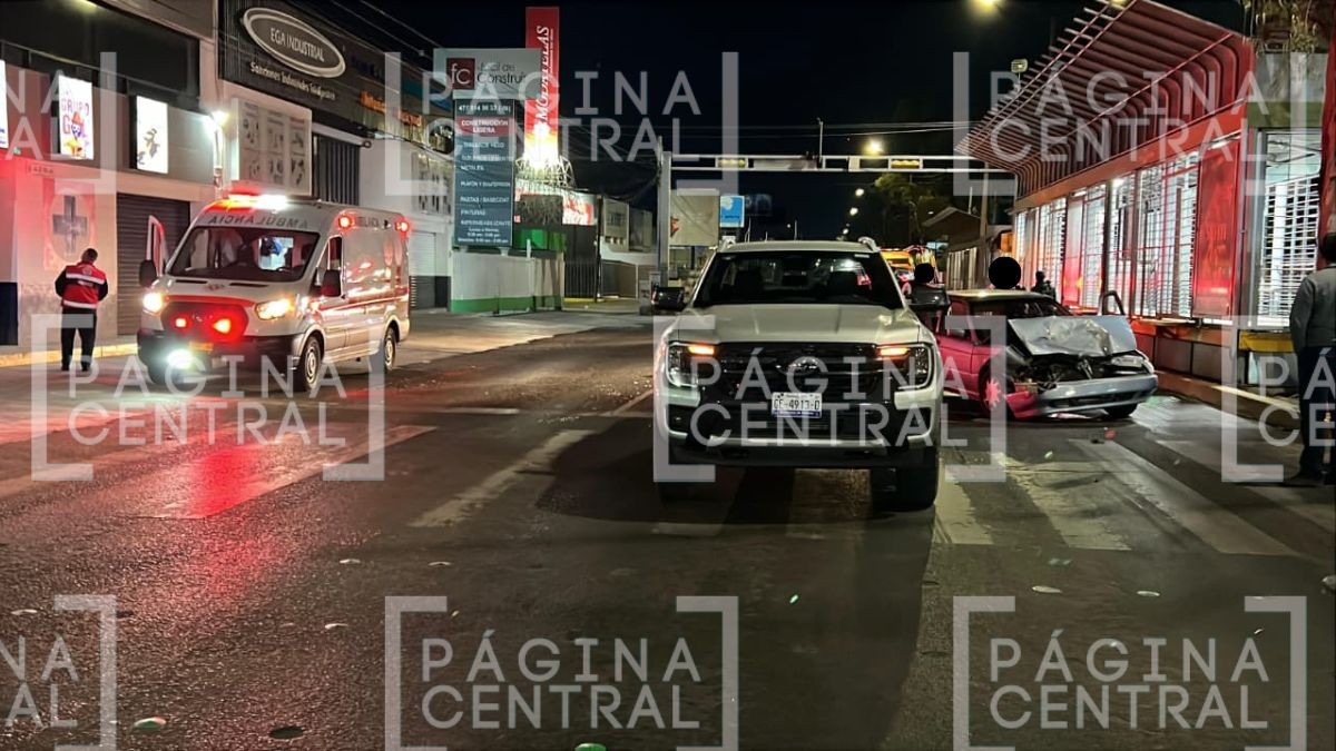 Iba a exceso de velocidad: Tsuru choca contra camioneta que esperaba en el semáforo