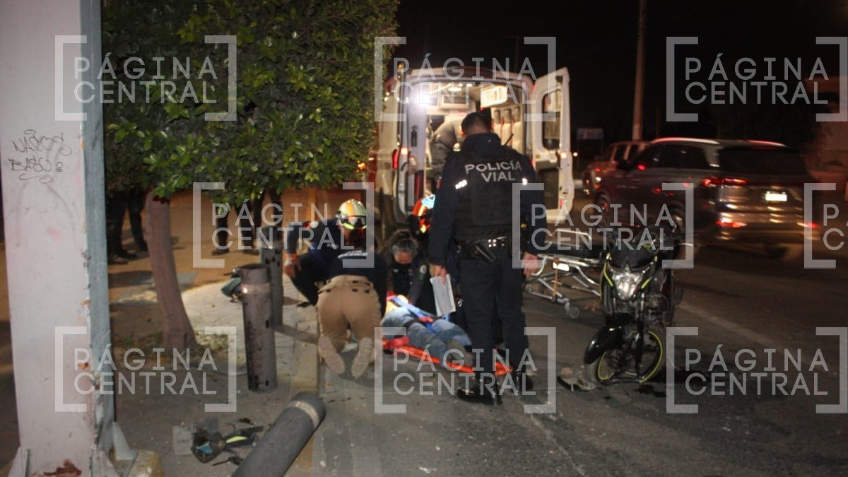 Motociclista pierde el control, derrapa y se impacta contra muro de contención