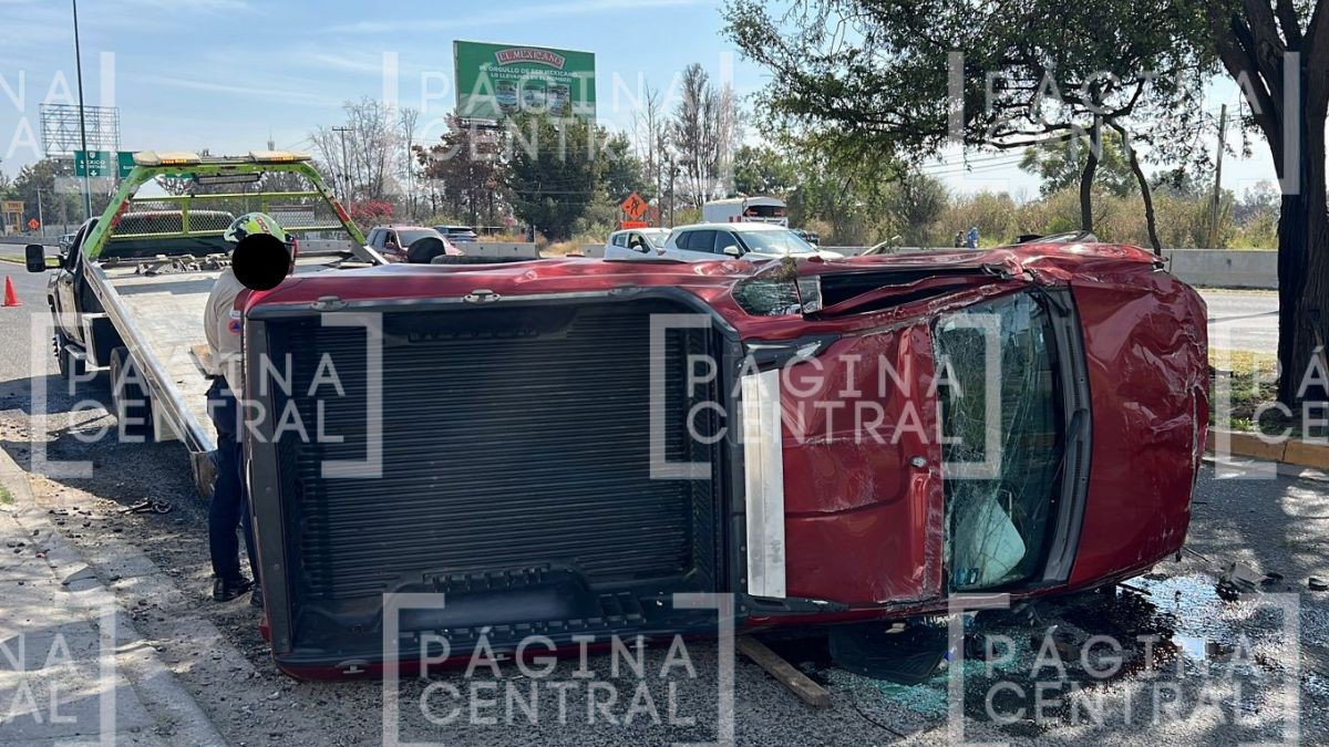 VIDEO Quedó destrozada: Camioneta choca y termina volcada