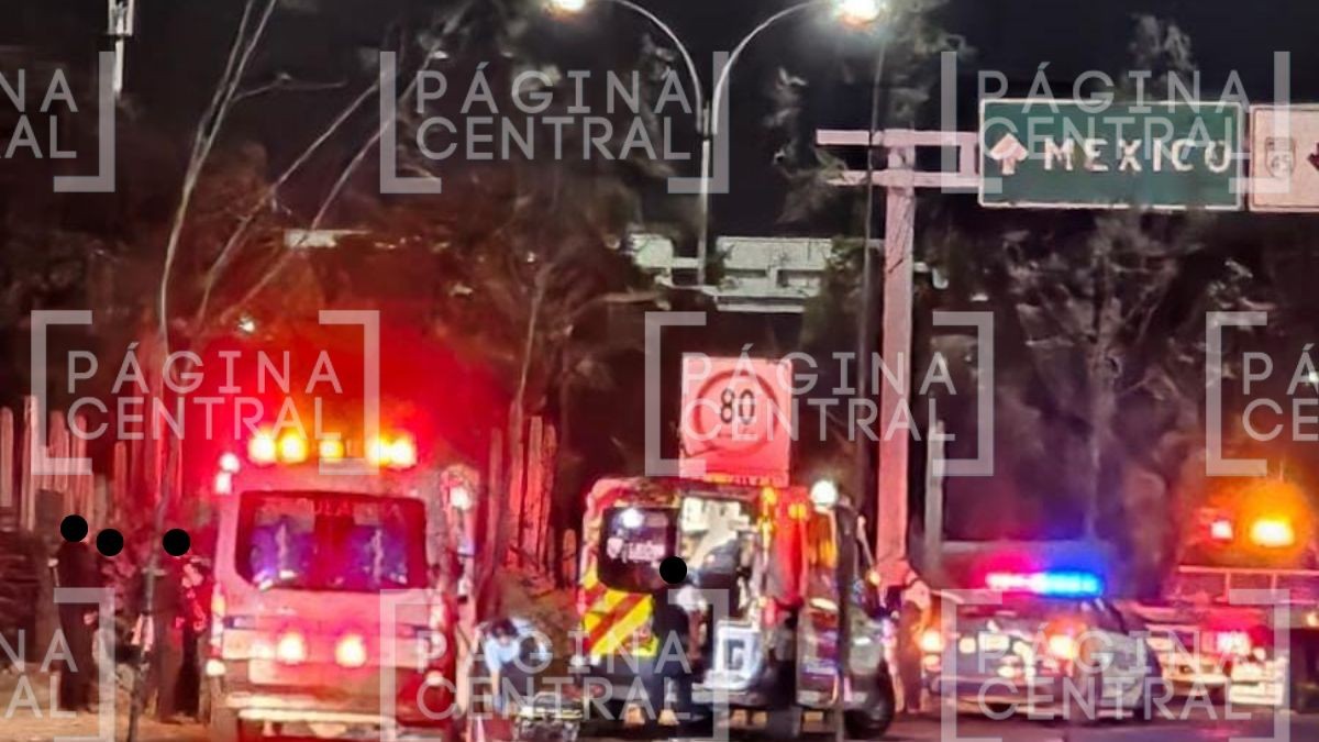 Iban a casa: Dos jóvenes sufren accidente al derrapar moto 