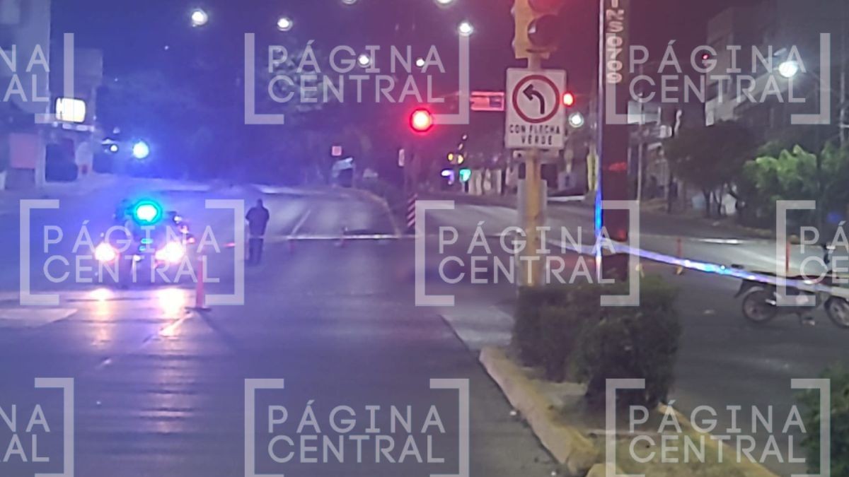 VIDEO Perdió el control: Motociclista muere al chocar contra objeto fijo 