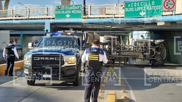 Caos vial en Malecón del Río: Camioneta choca con puente, vuelca ¡y es sacada a pedazos!