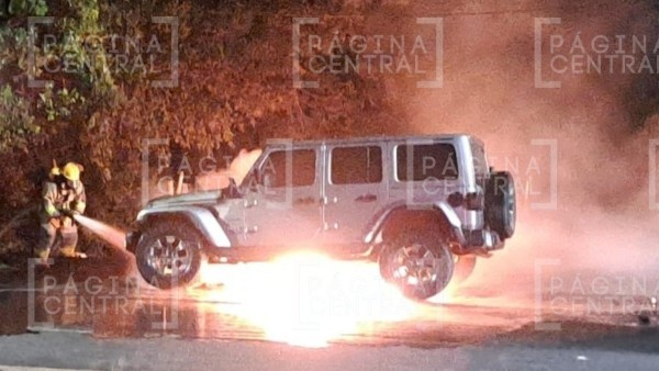 ¡Fuegooooo! Jeep se incendia en pleno Vicente Valtierra, las llamas llegaron a tres metros