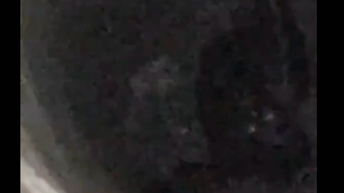 VIDEO Supuesto 'demonio' atrapado en pozo, hace que mujer corra despavorida