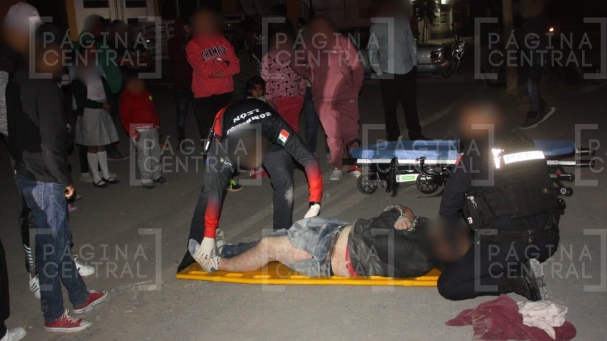 Motociclista iba por carretera de León cuando lo chocó auto fantasma, se lesionó una pierna