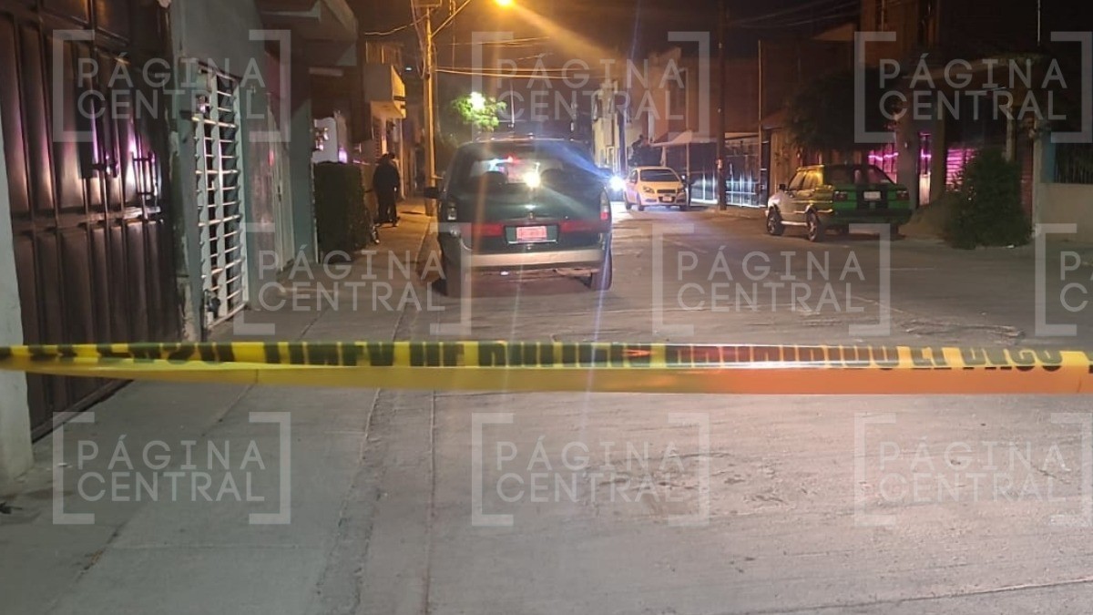 Joven iba en su bici cuando le dispararon al menos 4 veces, quedó tirado frente a una casa