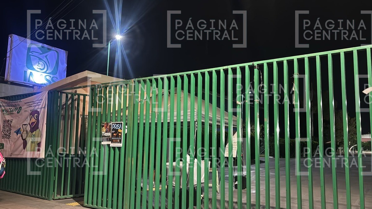 ¡Casi se ahoga! Joven se convulsiona en alberca del IMSS y lo rescatan