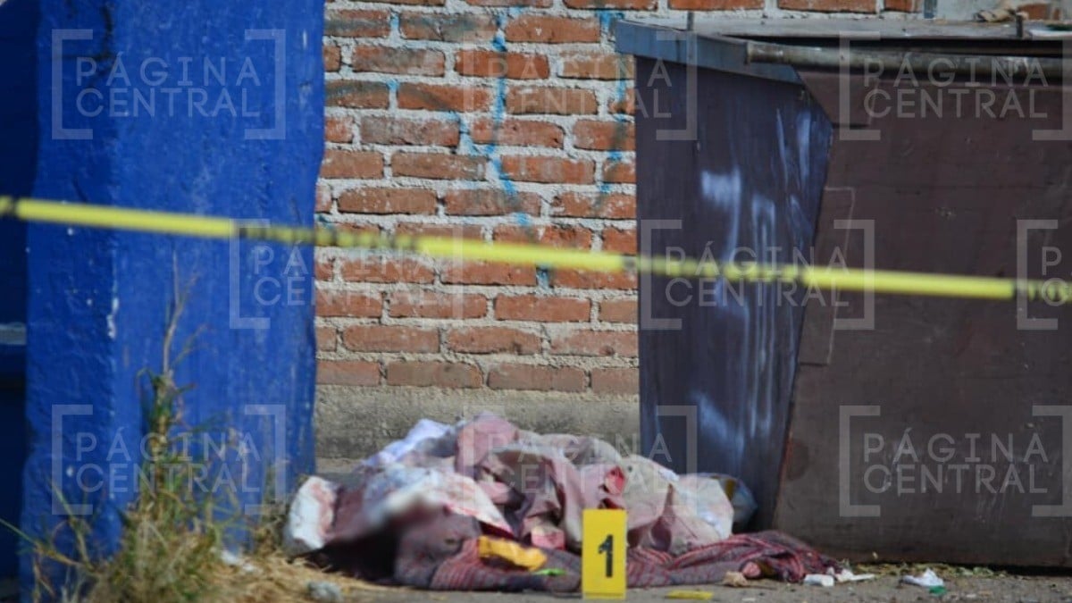 Vecinos iban a trabajar cuando vieron el cuerpo de una mujer a un lado de la basura