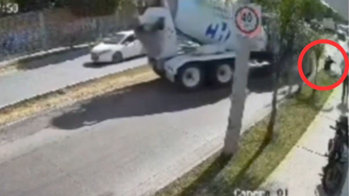 Estaba en la banqueta: VIDEO muestra el momento en que revolvedora mata a joven 