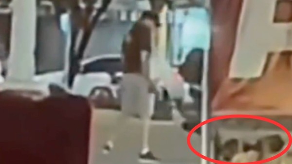 VIDEO Captan cómo automovilista arremete a patadas contra ciclista en el Valtierra