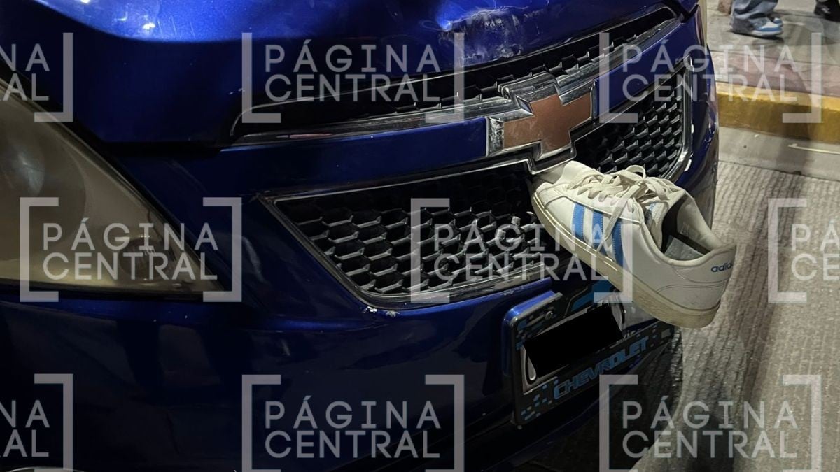 Tenis quedó atorado en el cofre: Motociclista es embestido por un automóvil 