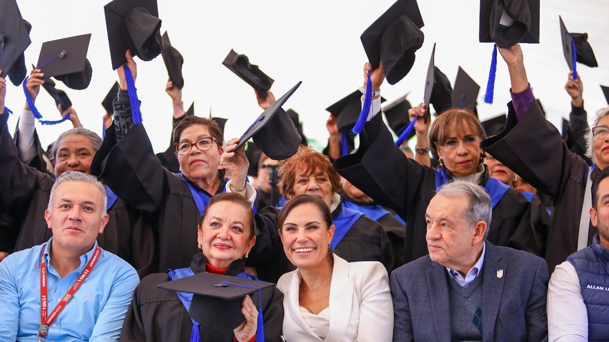 ¡Hoy se graduó! A sus 64 años, Dolores sigue aprendiendo en los talles del DIF León