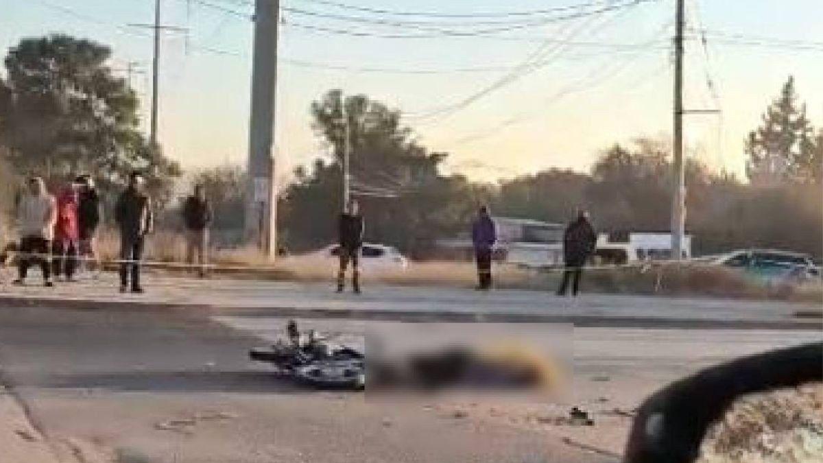 Joven motociclista no alcanza a frenar y se impacta contra camión en pleno bulevar de León