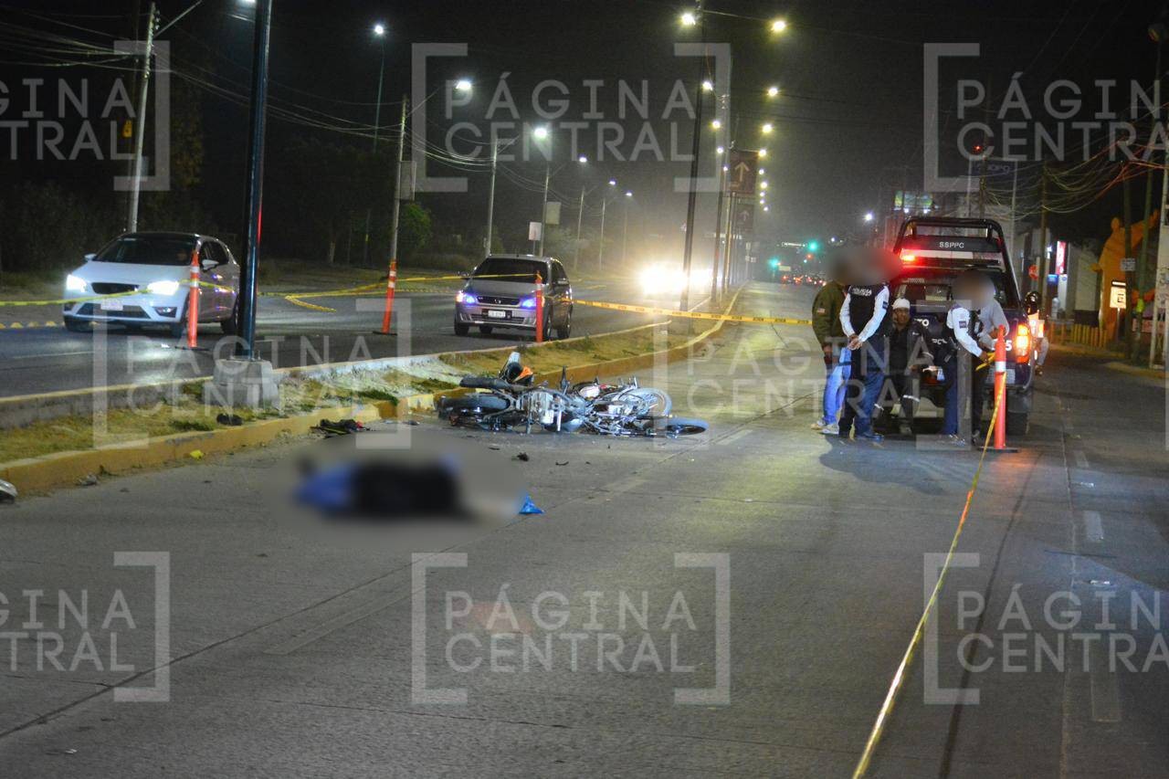 Motociclista muere: pierde el control, se impacta en camellón y unidad impacta a otra moto