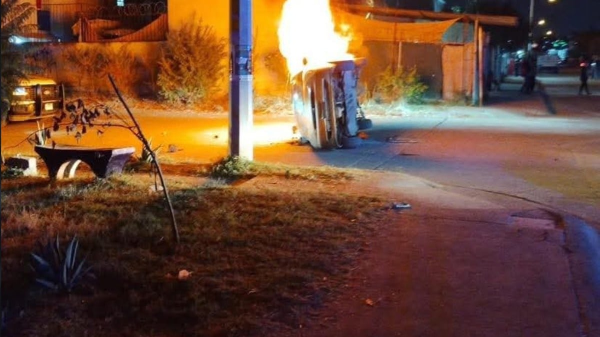 Atropella a un joven y afirman que quiso ‘rematarlo’; vecinos lo detienen y golpean