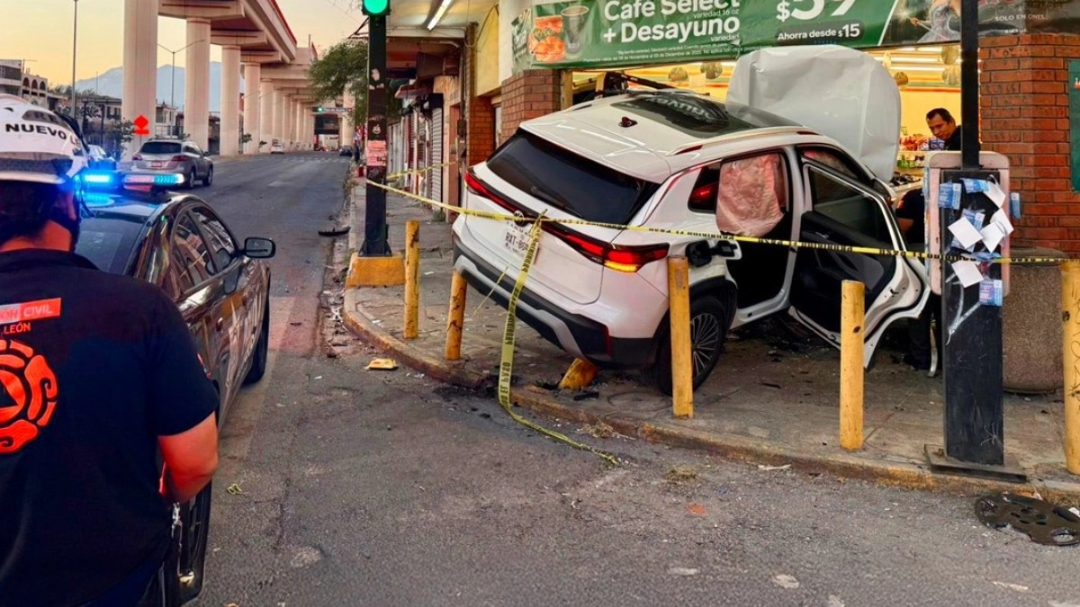 Se quedó dormido y estrella camioneta recién salida de la agencia contra una tienda