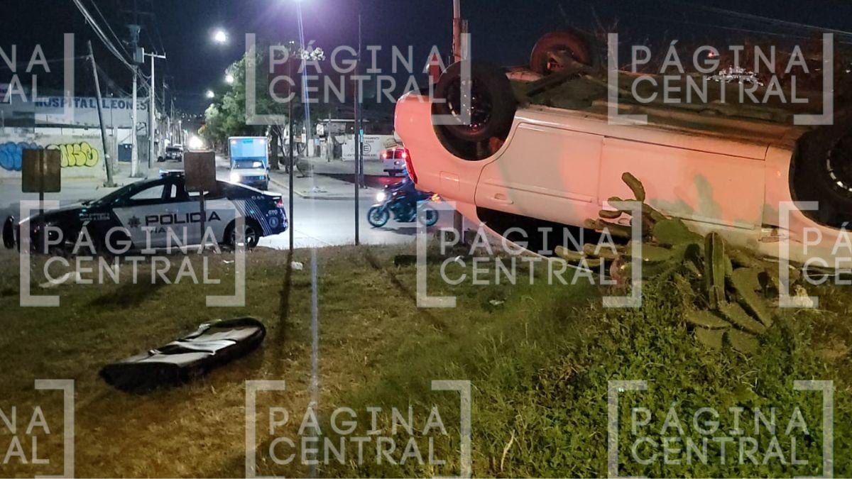 VIDEO Chocó contra objeto ‘fantasma’: Conductor termina volcado en glorieta en León 