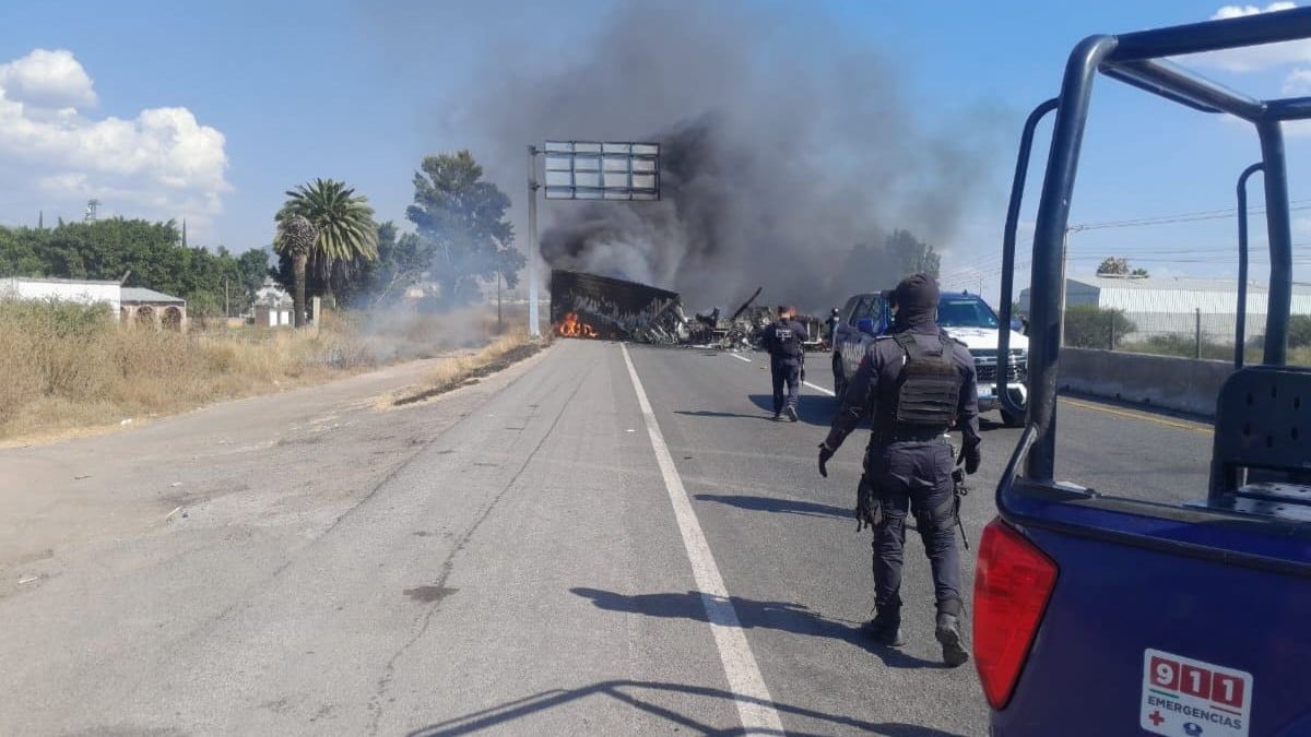 Abaten a dos y se dan narcobloqueos en Michoacán