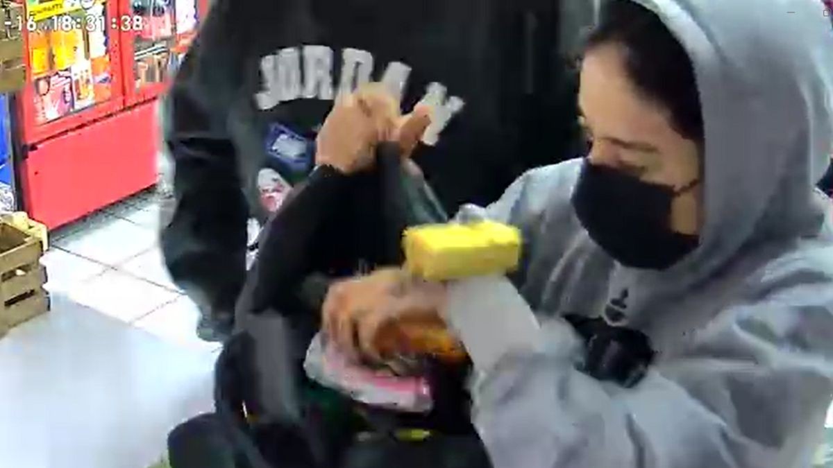 VIDEO Se llevaron hasta cigarros: Tres personas asaltan tienda de abarrotes