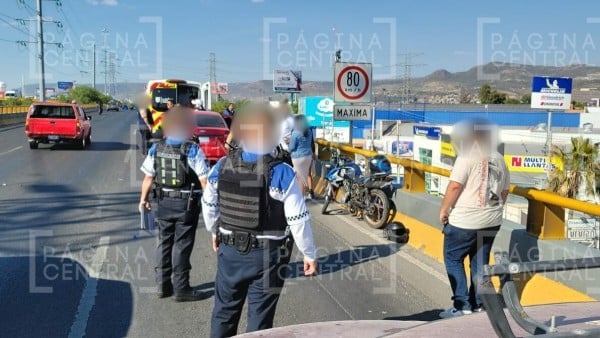 Motociclista sale ‘volando’ ¡desde el puente del Valtierra al Morelos!, su estado es grave