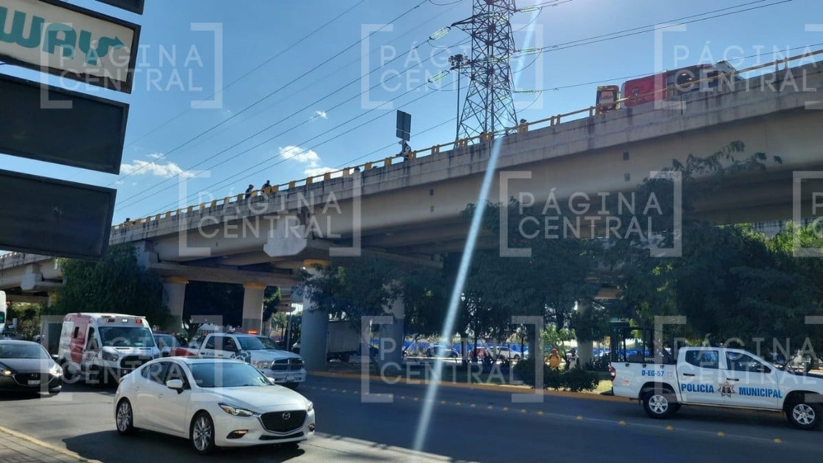 Fallece el motociclista que salió ‘volando’ de puente vehicular; ya fue identificado