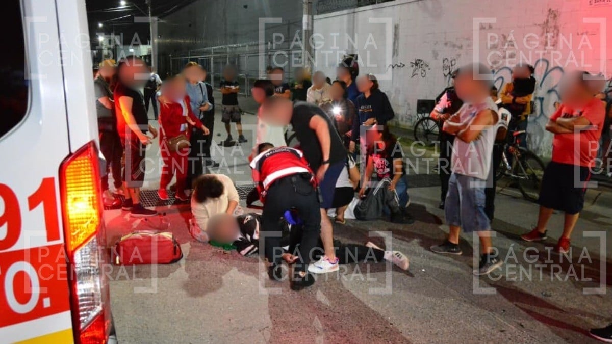 ¡Fuerte choque! Pareja de motociclistas choca con puerta de auto que dio vuelta