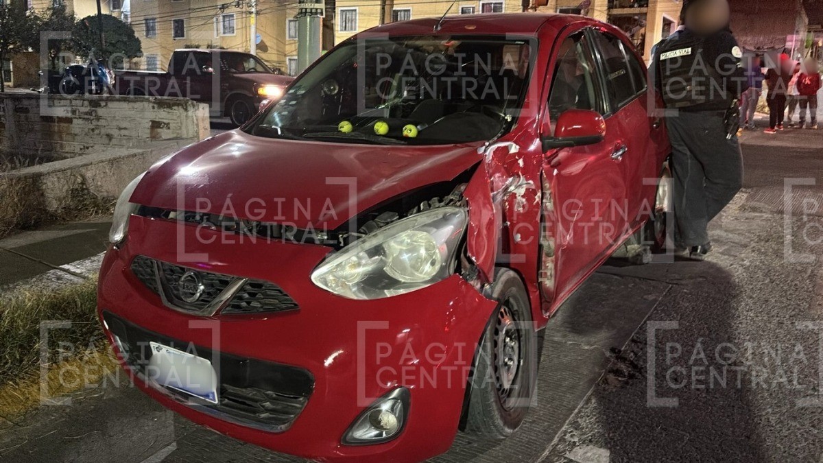 ¡Golpazo! Chocan auto y moto en cruce peligroso, ambos conductores dijeron tener luz verde