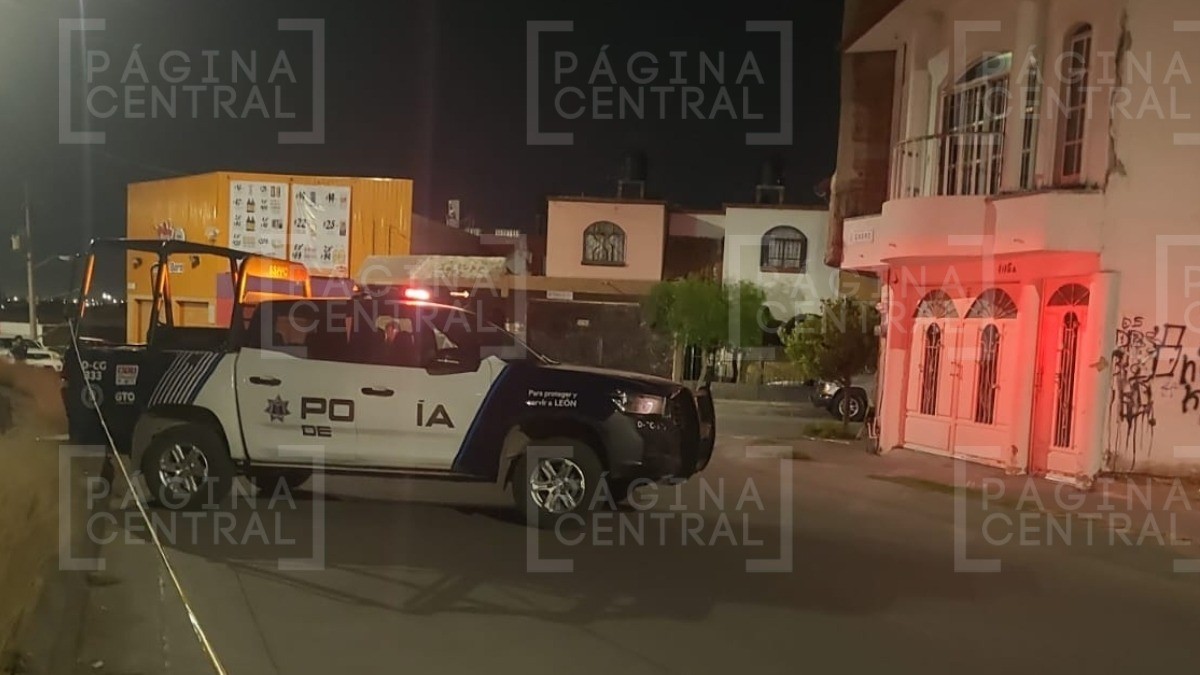 Atacan a balazos a hombres en la calle; uno se escondió debajo de una camioneta y ahí murió