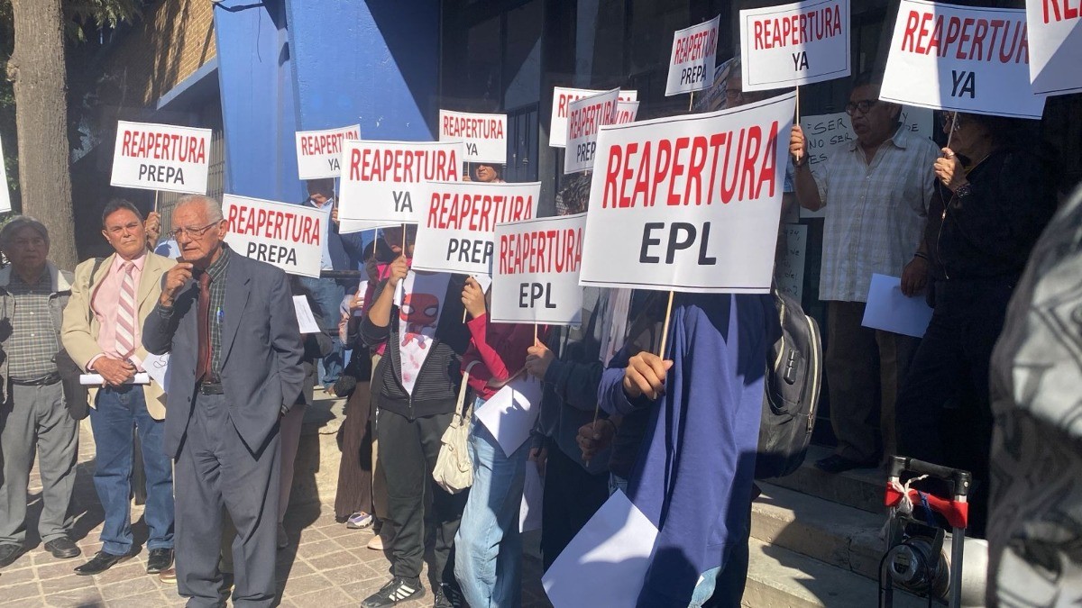 Alumnos y egresados de Prepa Oficial exigen ahora a gobernadora reabran instalaciones