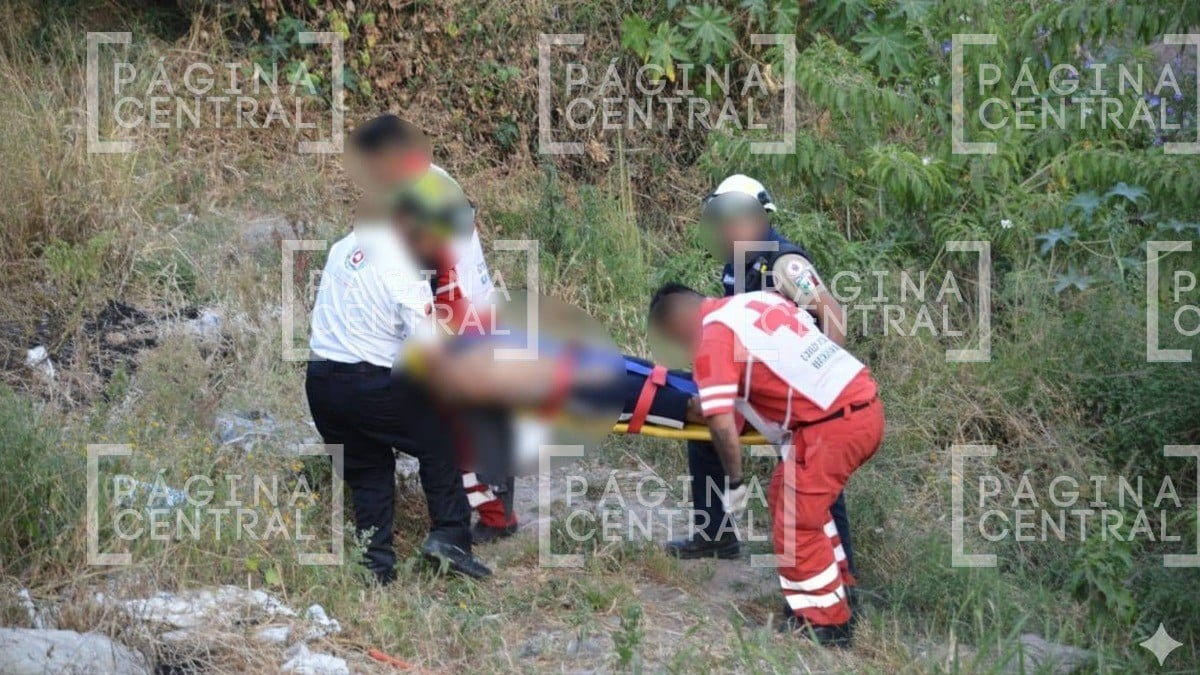 Juan se recargó en una barda que se desplomó y cayó al río ¡desde 10 metros de alto!