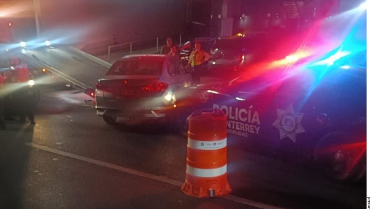 Da reversa en filtro antialcohol y lesiona a 2 policías