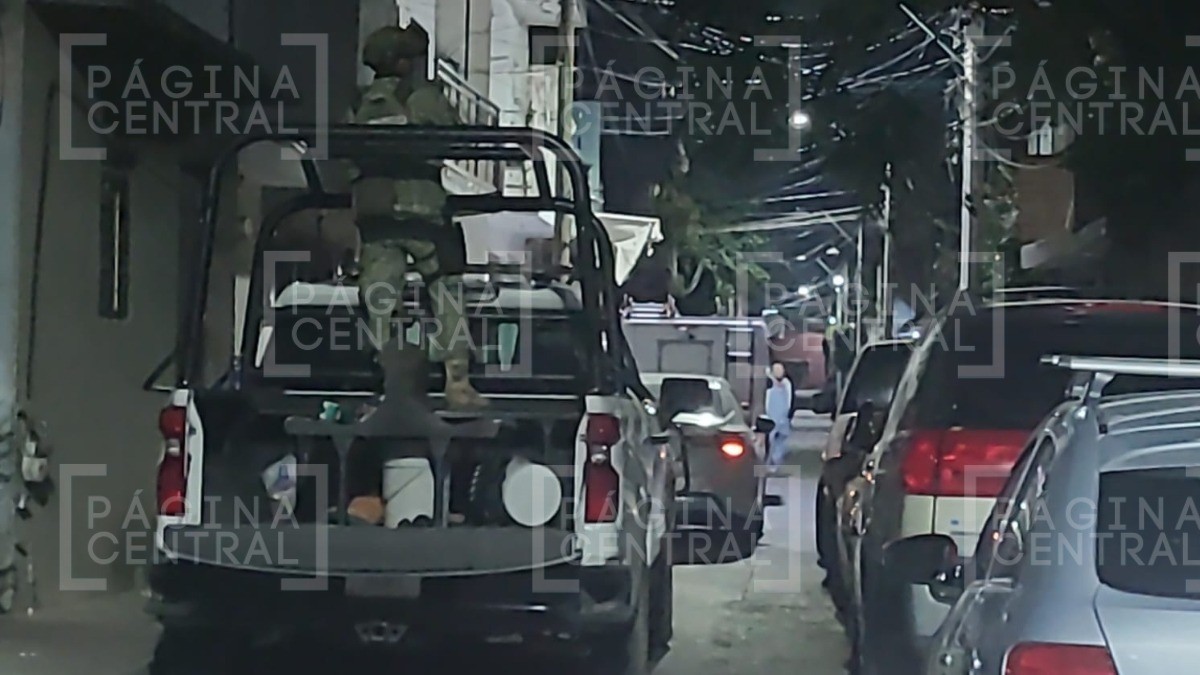 Hombres ‘tomaban cheve’ afuera de casa y al llegar la Policía ¡se les escapó un secuestrado!