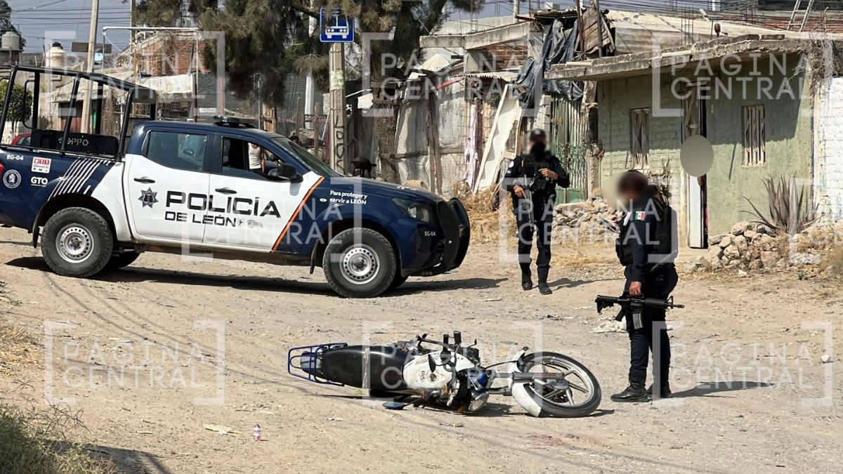 Balean a dos motociclistas en plena calle; la policía solo halló la moto tirada