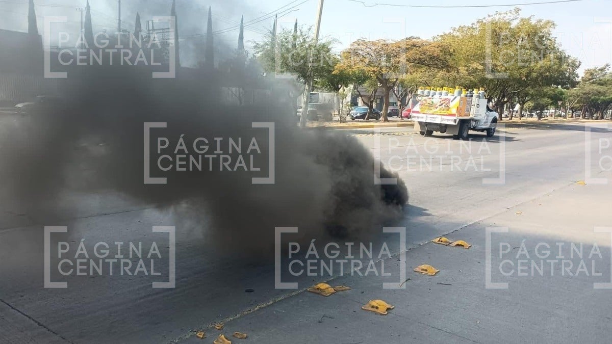 Humo negro saliendo de coladera en la León I causa alarma; ¿qué fue lo que pasó?